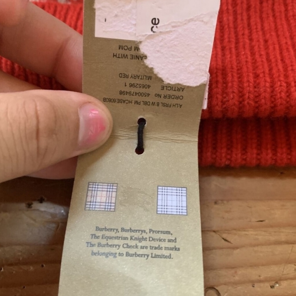 NWT Burberry Pompom Beanie - Picture 6 of 7